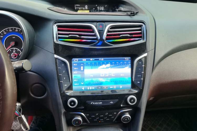 Used Haima V70 2016 2.0L Manual - Comfort Edition 6 Seats Audio And AC Panel