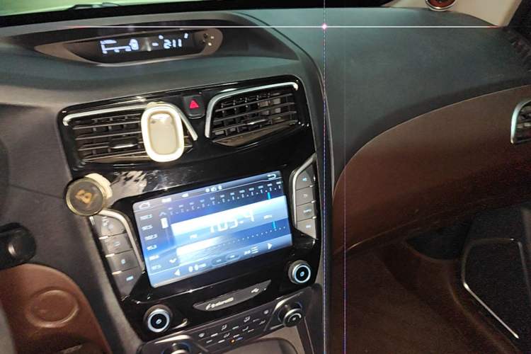 Used Haima V70 2016 2.0L Manual - Enjoyment Version 6 Seats Audio And AC Panel