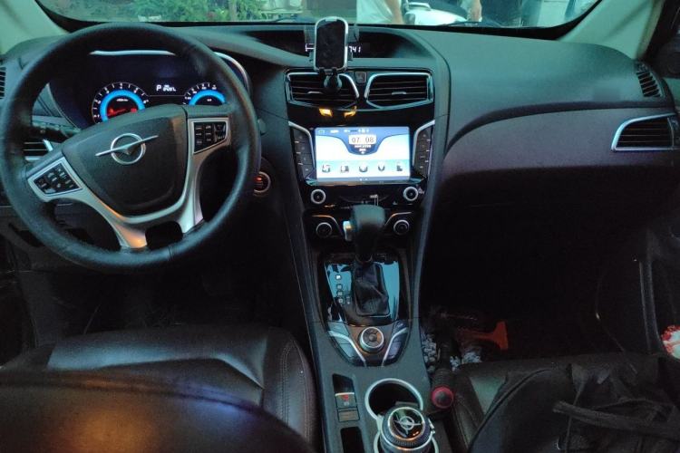 Used Haima V70 2016 1.5T Automatic Comfort Plus 7-Seater Center Console