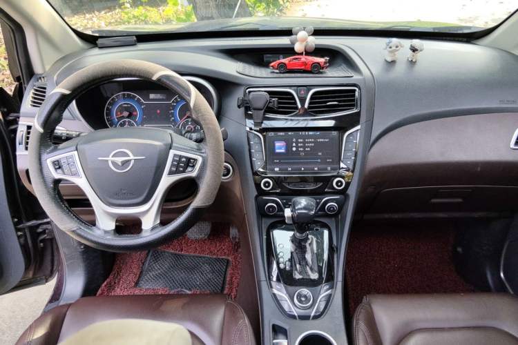 Used Haima V70 2016 1.5T Automatic - Comfort Plus Version 6 Seats Center Console