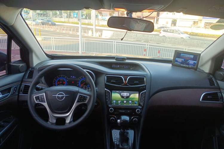 Used Haima V70 2016 1.5T Automatic Comfort & Enjoyment Version 7 Seats Center Console