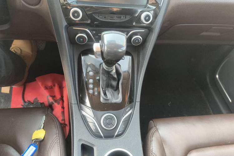 Used Haima V70 2016 1.5T Automatic Comfort & Enjoyment Version 7 Seats Gear Lever