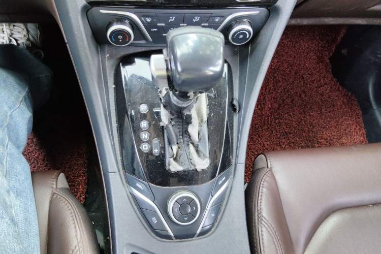 Used Haima V70 2016 1.5T Automatic - Comfort Plus Version 6 Seats Gear Lever