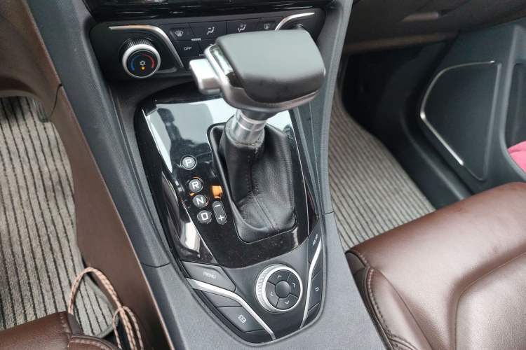 Used Haima V70 2016 1.5T Automatic "Comfort & Enjoyment" 6-Seater Gear Lever