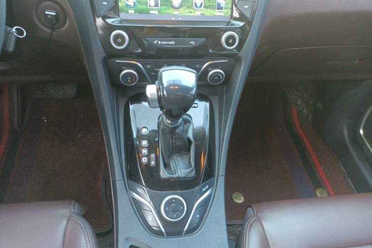 Used Haima V70 2016 1.5T Automatic Comfort & Enjoyment Version 7 Seats Gear Lever