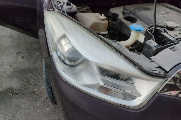 Used Haima V70 2016 1.5T Automatic Comfort Plus 7-Seater Right Front Headlight
