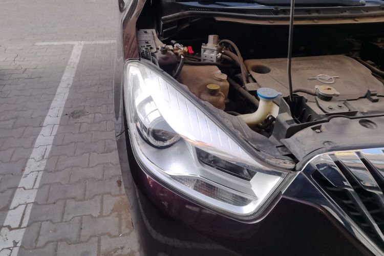 Used Haima V70 2016 2.0L Manual - Comfort Edition 6 Seats Right Front Headlight