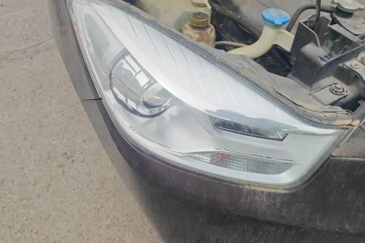 Used Haima V70 2016 2.0L Manual - Comfort Edition 6 Seats Right Front Headlight