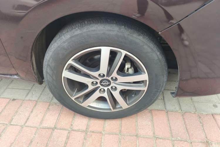Used Haima V70 2016 1.5T Automatic - Comfort Plus Version 6 Seats Right Front Wheel Hub
