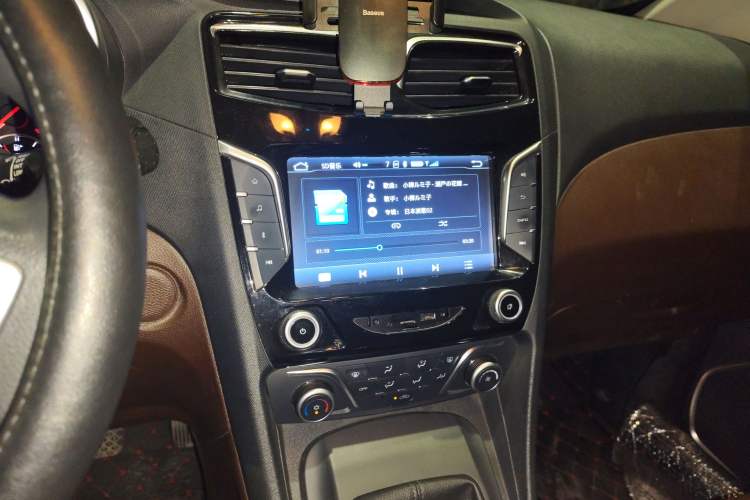 Used Haima V70 2016 2.0L Manual - Enjoyment Version 6 Seats Audio And AC Panel