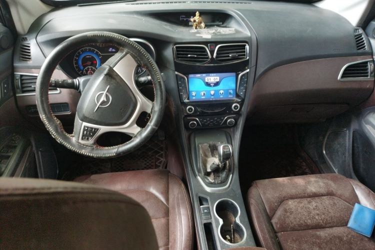 Used Haima V70 2016 2.0L Manual - Comfort Edition 6 Seats Center Console