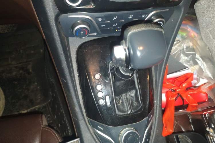 Used Haima V70 2016 1.5T Automatic Comfort 7-Seater Gear Lever