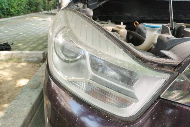 Used Haima V70 2016 2.0L Manual - Comfort Edition 6 Seats Right Front Headlight