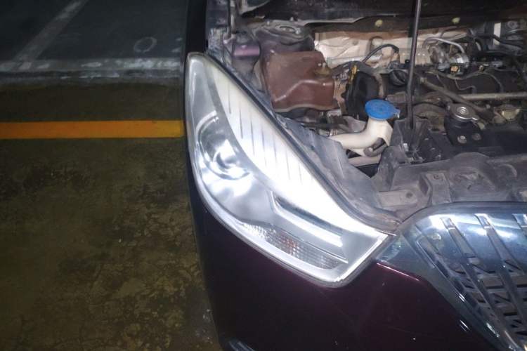 Used Haima V70 2016 1.5T Automatic Comfort 7-Seater Right Front Headlight