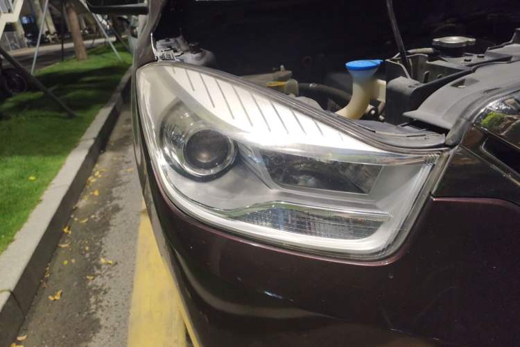 Used Haima V70 2016 2.0L Manual - Enjoyment Version 6 Seats Right Front Headlight