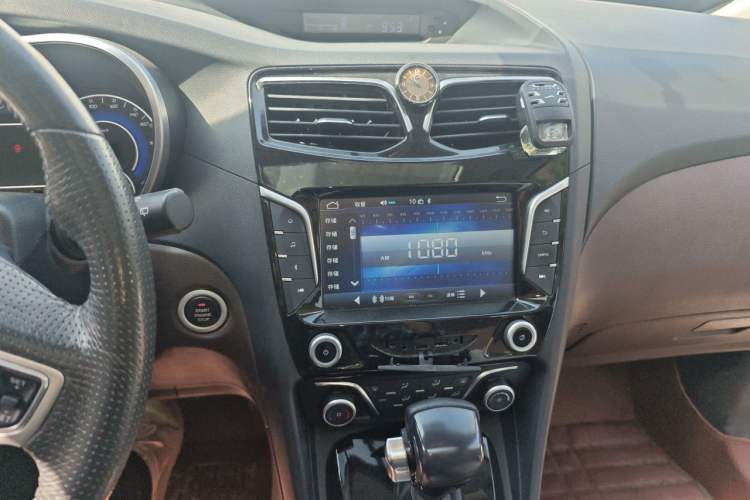 Used Haima V70 2016 1.5T Automatic - Comfort Plus Version 6 Seats Audio And AC Panel