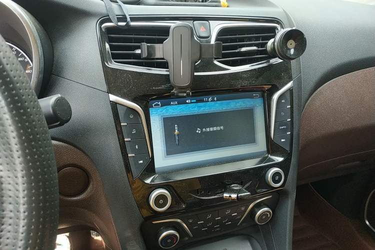 Used Haima V70 2016 2.0L Manual - Comfort Edition 6 Seats Audio And AC Panel