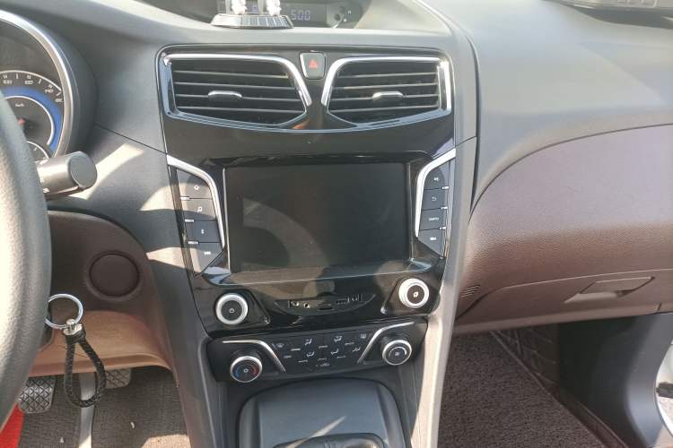 Used Haima V70 2016 2.0L Manual - Enjoyment Version 6 Seats Audio And AC Panel