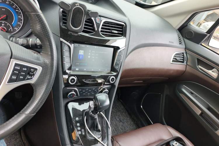 Used Haima V70 2016 1.5T Automatic - Comfort Plus Version 6 Seats Audio And AC Panel