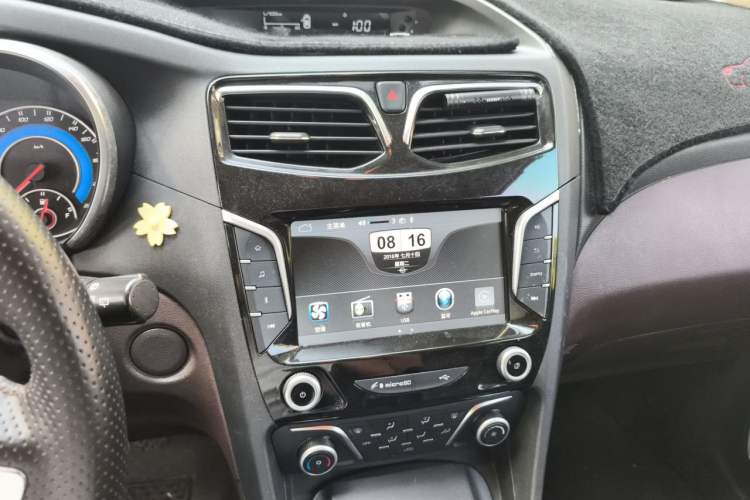 Used Haima V70 2016 2.0L Manual - Enjoyment Version 6 Seats Audio And AC Panel