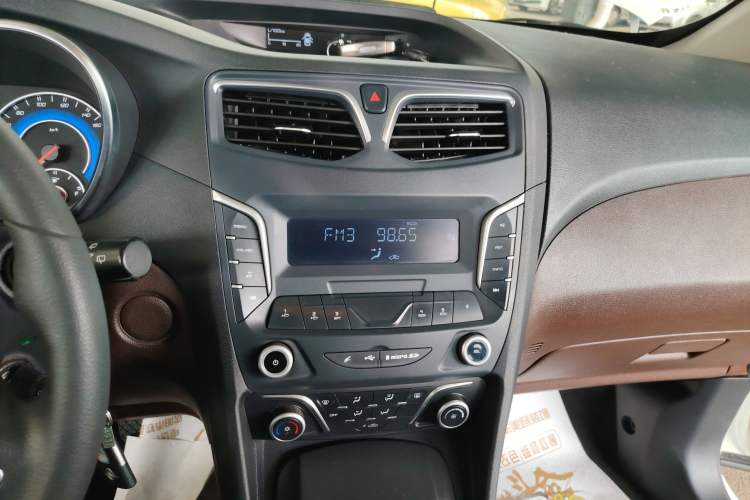 Used Haima V70 2016 2.0L Manual - Comfort Edition 5 Seats Audio And AC Panel