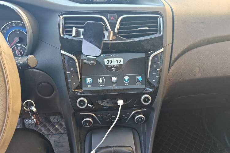 Used Haima V70 2016 2.0L Manual - Enjoyment Version 6 Seats Audio And AC Panel