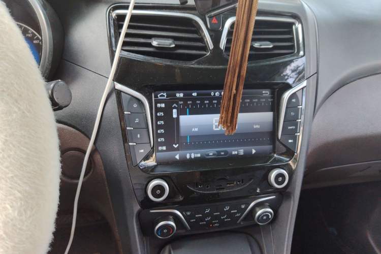 Used Haima V70 2016 2.0L Manual - Comfort Edition 6 Seats Audio And AC Panel