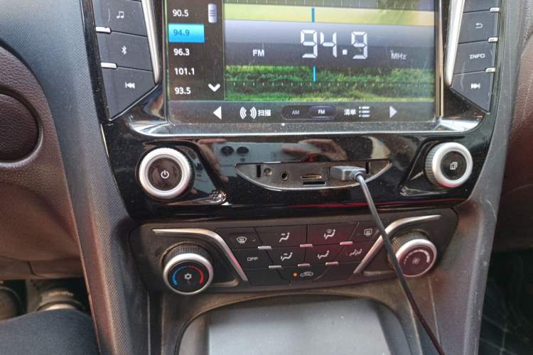 Used Haima V70 2016 2.0L Manual - Comfort Edition 6 Seats Audio And AC Panel