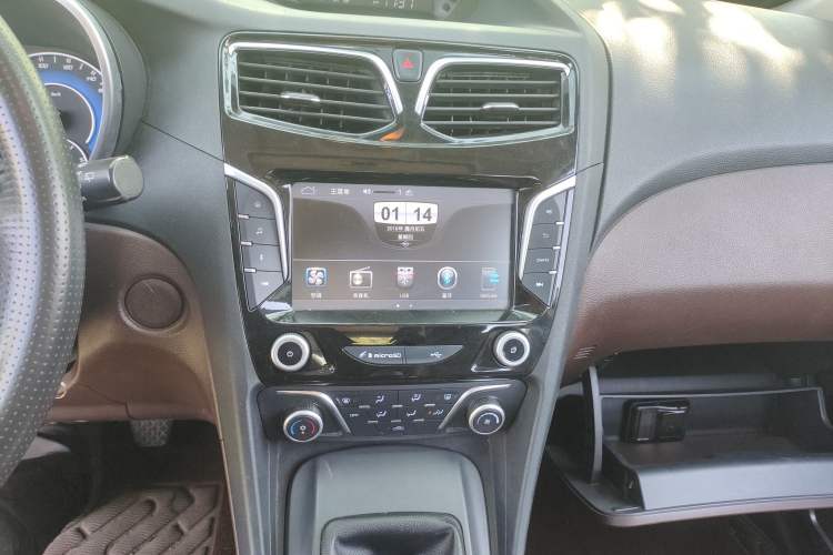 Used Haima V70 2016 2.0L Manual - Comfort Edition 6 Seats Audio And AC Panel