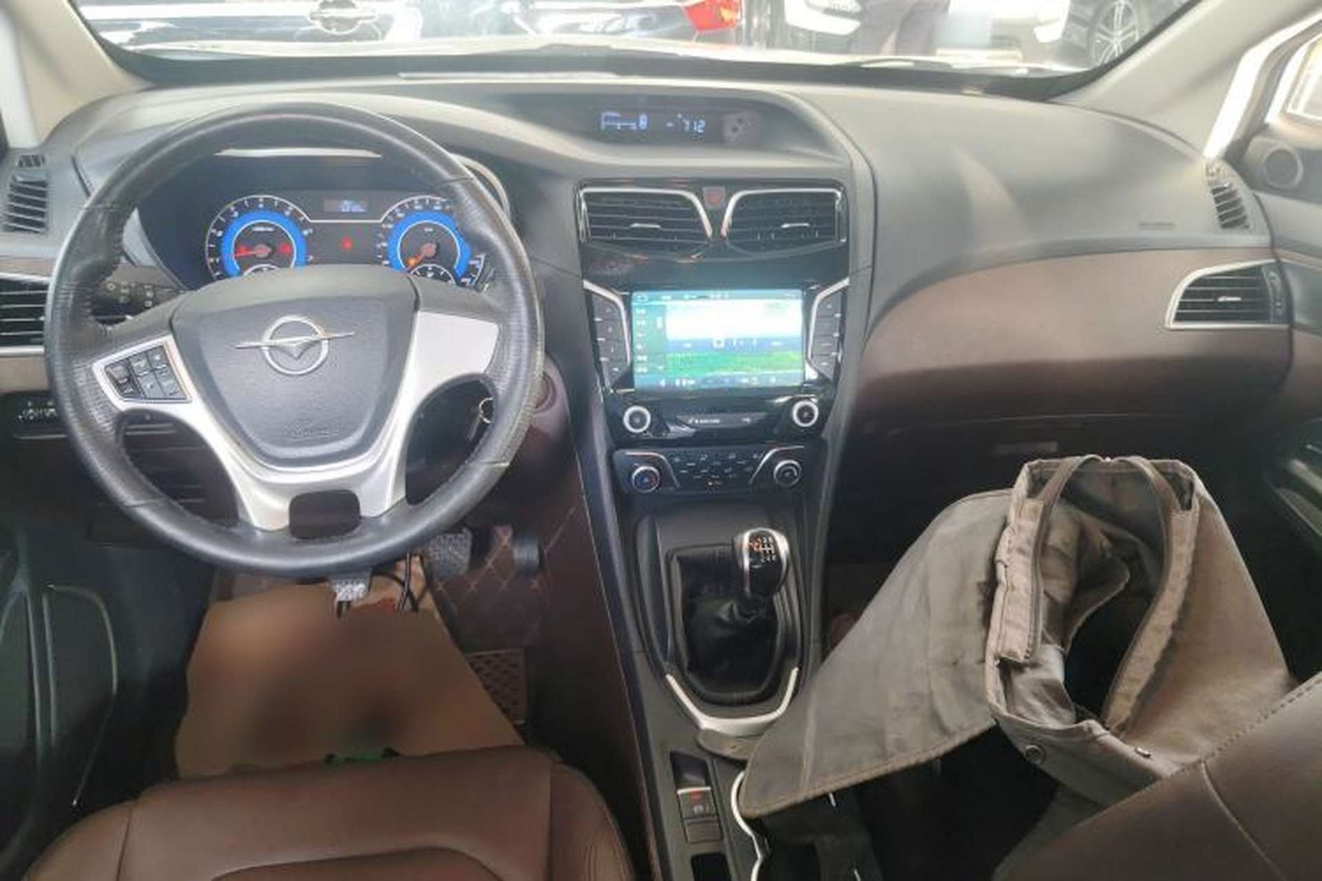 Used Haima V70 2016 2.0L Manual - Comfort Edition 6 Seats Center Console
