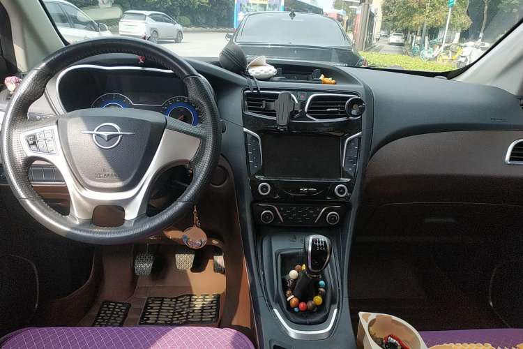 Used Haima V70 2016 2.0L Manual - Comfort Edition 6 Seats Center Console