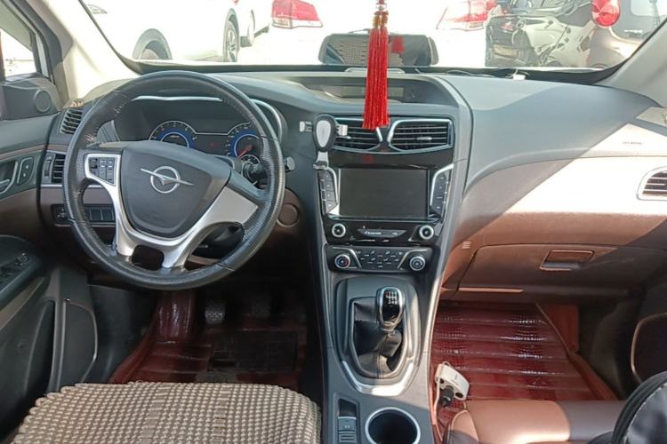 Used Haima V70 2016 2.0L Manual - Comfort Edition 6 Seats Center Console