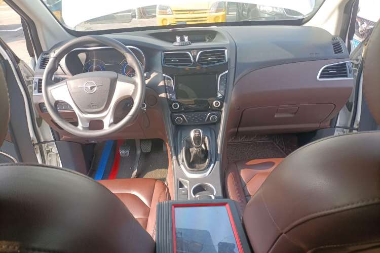 Used Haima V70 2016 2.0L Manual - Enjoyment Version 6 Seats Center Console