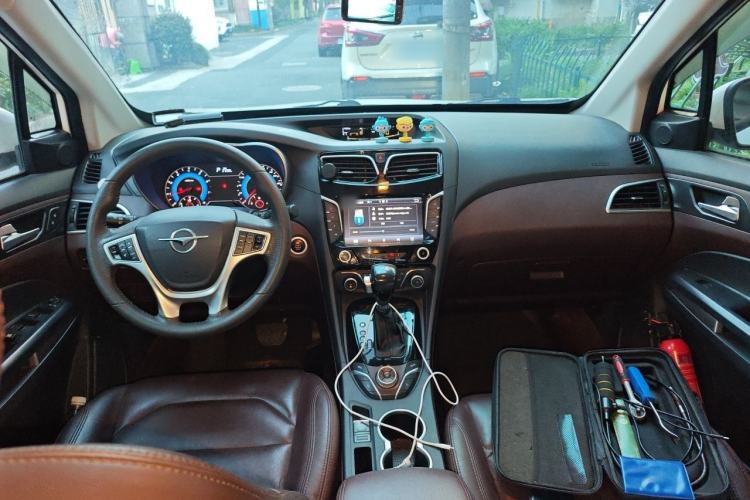 Used Haima V70 2016 1.5T Automatic - Comfort Plus Version 6 Seats Center Console