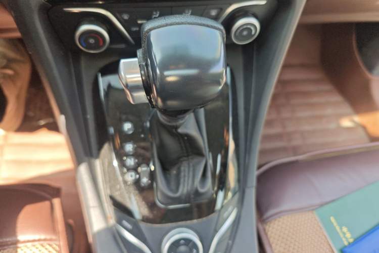 Used Haima V70 2016 1.5T Automatic - Comfort Plus Version 6 Seats Gear Lever