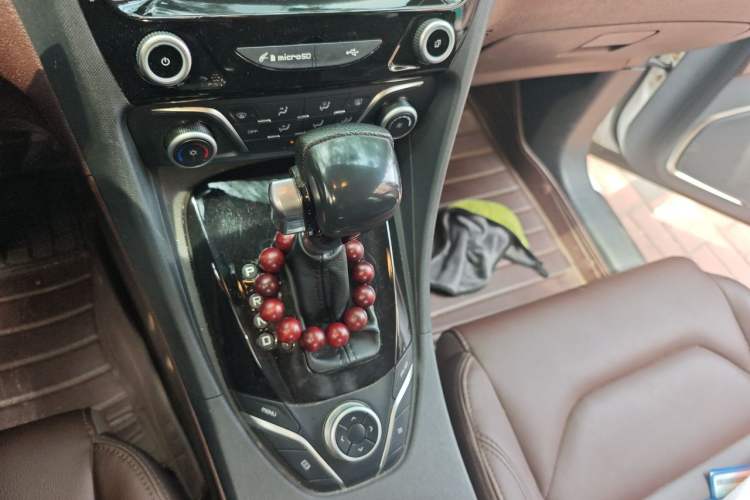 Used Haima V70 2016 1.5T Automatic "Comfort & Enjoyment" 6-Seater Gear Lever