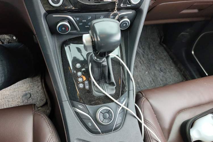 Used Haima V70 2016 1.5T Automatic - Comfort Plus Version 6 Seats Gear Lever