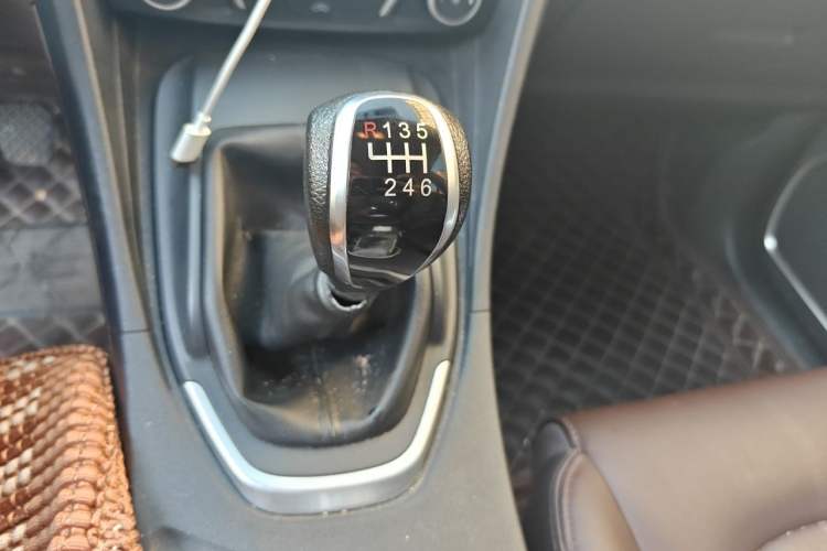 Used Haima V70 2016 2.0L Manual - Enjoyment Version 6 Seats Gear Lever