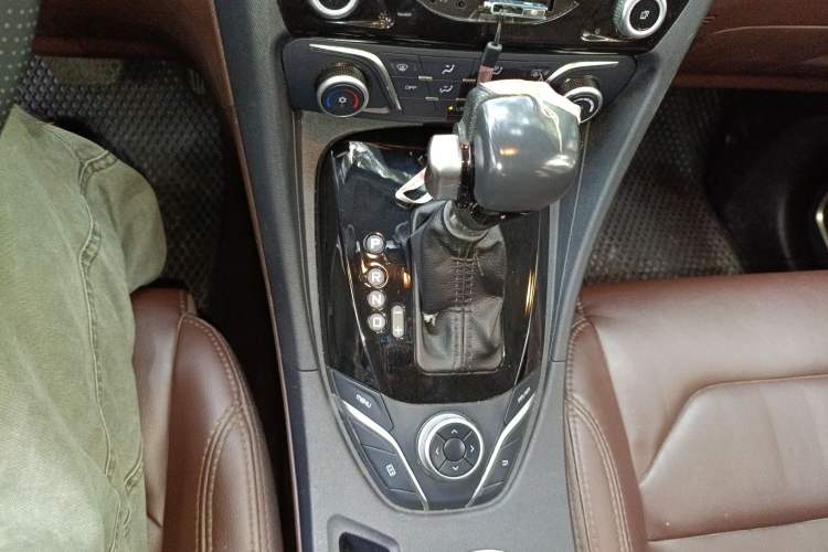 Used Haima V70 2016 1.5T Automatic Comfort Plus 7-Seater Gear Lever