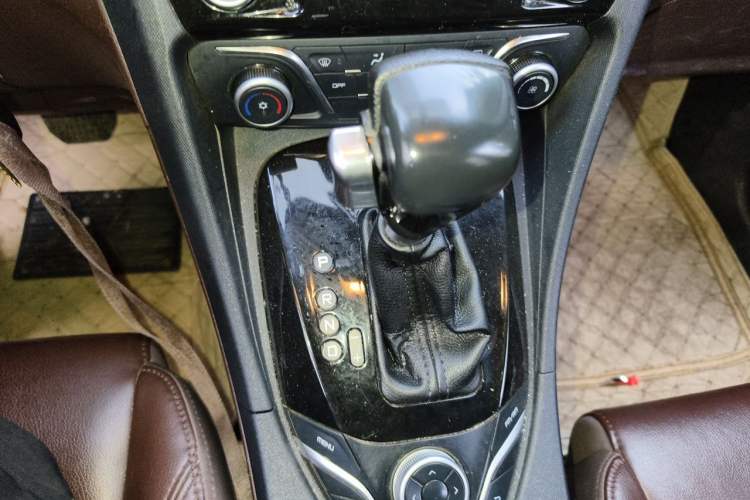 Used Haima V70 2016 1.5T Automatic "Comfort & Enjoyment" 6-Seater Gear Lever