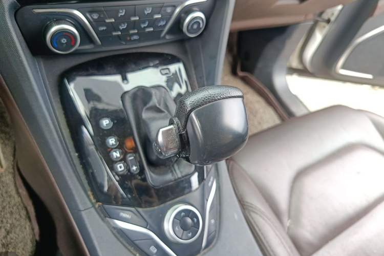 Used Haima V70 2016 1.5T Automatic "Comfort & Enjoyment" 6-Seater Gear Lever