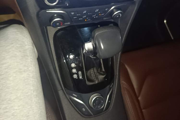 Used Haima V70 2016 1.5T Automatic - Comfort Plus Version 6 Seats Gear Lever