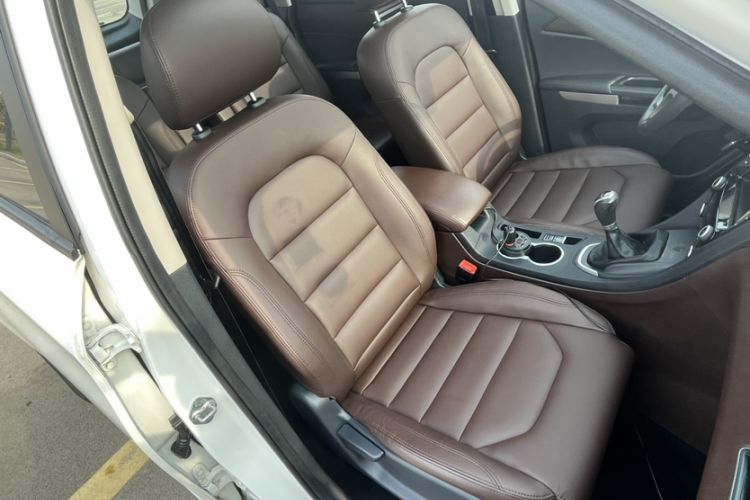 Used Haima V70 2016 2.0L Manual - Comfort Edition 6 Seats Interior 10