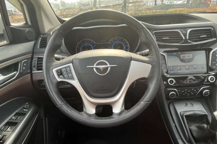 Used Haima V70 2016 2.0L Manual - Comfort Edition 6 Seats Interior 2