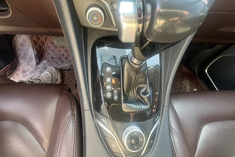 Used Haima V70 2016 1.5T Automatic "Comfort & Enjoyment" 6-Seater Interior 3