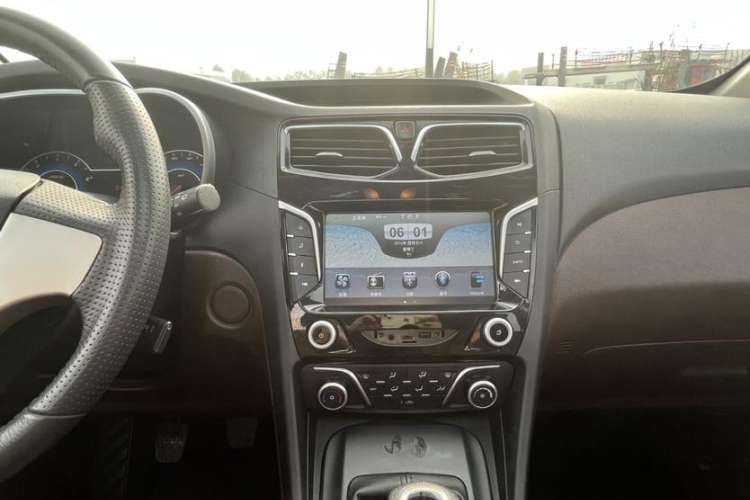 Used Haima V70 2016 2.0L Manual - Comfort Edition 6 Seats Interior 3