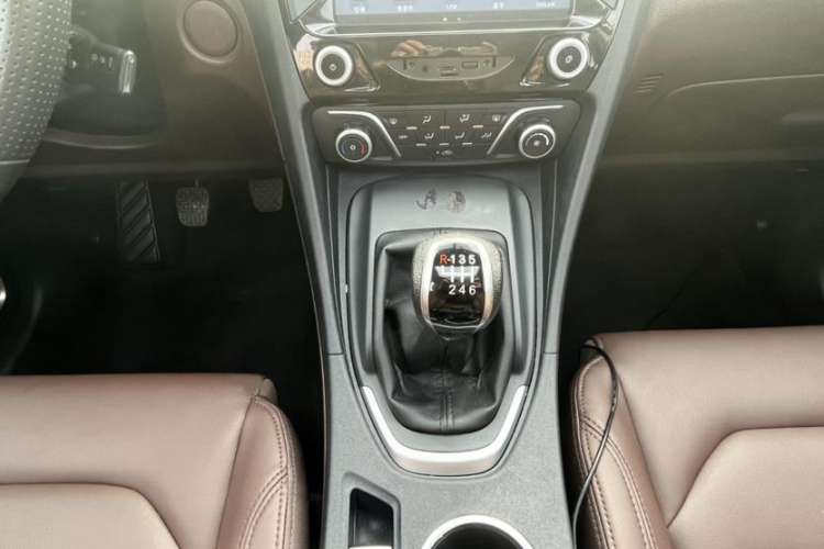 Used Haima V70 2016 2.0L Manual - Comfort Edition 6 Seats Interior 4