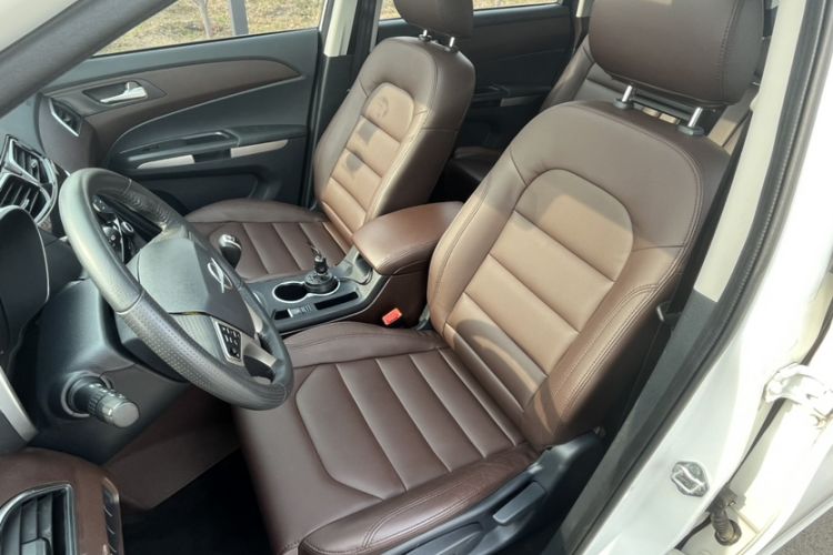Used Haima V70 2016 2.0L Manual - Comfort Edition 6 Seats Interior 5