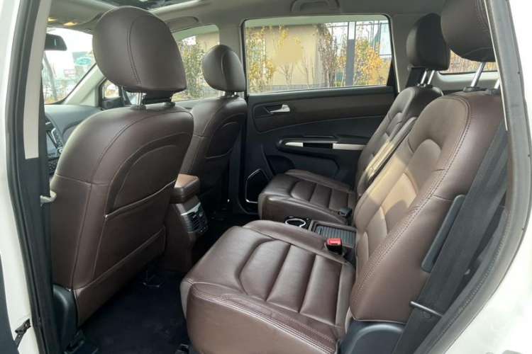 Used Haima V70 2016 2.0L Manual - Comfort Edition 6 Seats Interior 7