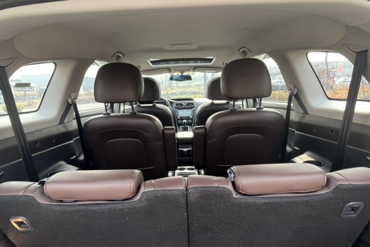 Used Haima V70 2016 2.0L Manual - Comfort Edition 6 Seats Interior 8